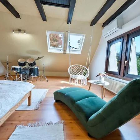 Forest View Retreat - Nature Escape Apartment